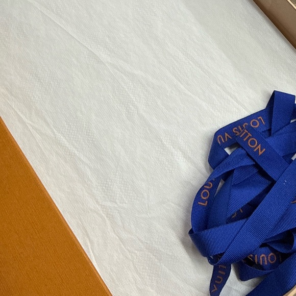 Louis Vuitton Monogram Graffiti World Map Silk Scarf 25” x 66” Box - Picture 7 of 7